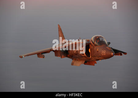 Un AV-8B Harrier, appartenenti a 2 aeromobili Marina Wing scivola attraverso la calma del cielo durante la conduzione di manovre aeree durante un air-air fare rifornimento esercitazione sull Oceano Atlantico sett. 14, 2015. Aeromobile da Marine Corps Air Station Cherry Point, N.C., sono stati supportati da antenna Marine Refueler squadrone di trasporto 252 spento l'Atlantico orientale costa durante l'esercizio per affinare la propria antenna competenze di rifornimento. VMGR-252 è il moltiplicatore di forza per la Marina Air-Ground Task Force come esso si estende il raggiungere operativa di altre piattaforme di aviazione in tutte le condizioni atmosferiche, di giorno o di notte Foto Stock