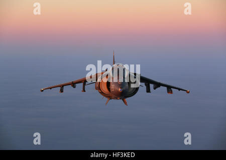 Un AV-8B Harrier appartenenti a 2 aeromobili Marina Wing, manovre in posizione durante un air-air fare rifornimento esercitazione sull Oceano Atlantico sett. 14, 2015. Aeromobile da Marine Corps Air Station Cherry Point, N.C., sono stati supportati da antenna Marine Refueler squadrone di trasporto 252 spento l'Atlantico orientale costa durante l'esercizio per affinare la propria antenna competenze di rifornimento. VMGR-252 è il moltiplicatore di forza per la Marina Air-Ground Task Force come esso si estende il raggiungere operativa di altre piattaforme di aviazione in tutte le condizioni atmosferiche, di giorno o di notte durante la expeditionary, giunto o com Foto Stock