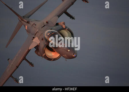 Un AV-8B Harrier, appartenenti a 2 aeromobili Marina Wing esegue manovre aeree durante un air-air fare rifornimento esercitazione sull Oceano Atlantico sett. 14, 2015. Aeromobile da Marine Corps Air Station Cherry Point, N.C., sono stati supportati da antenna Marine Refueler squadrone di trasporto 252 spento l'Atlantico orientale costa durante l'esercizio per affinare la propria antenna competenze di rifornimento. VMGR-252 è il moltiplicatore di forza per la Marina Air-Ground Task Force come esso si estende il raggiungere operativa di altre piattaforme di aviazione in tutte le condizioni atmosferiche, di giorno o di notte durante la expeditionary o comuni o di co Foto Stock