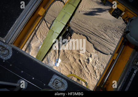 Foto aerea di sandbagging operazioni eseguite da un Boeing CH-47 elicottero Chinook dalla Carolina del Sud esercito nazionale della guardia 2-238th supporto generale battaglione aviazione distacco 1, in Colombia, S.C., il 7 ottobre 2015. La Carolina del Sud la Guardia Nazionale è stata attivata per il supporto di stato e contea di gestione di emergenza e le agenzie locali di prima emergenza come storico impatti di allagamento contee statewide. Attualmente più di 2.600 in Carolina del Sud la guardia nazionale i membri sono stati attivati in risposta alle inondazioni. (U.S. Air National Guard foto di Airman Megan Floyd/RILASCIATO) Carolina del Sud f Foto Stock