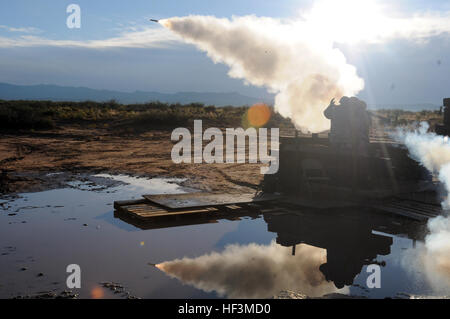 Un esercito di Mississippi Guardia Nazionale soldato con il primo battaglione, 204th aria difesa Reggimento di Artiglieria spara un missile Stinger a un drone durante un live fire esercizio a Fort Bliss, Texas, all'alba del 8 ottobre, 2015. Circa 170 soldati del 204th, con sede a Newton, Miss., sono mobilitati per proteggere e riparare i cieli e no-fly zone di Washington, D.C. (Mississippi Guardia Nazionale foto di Staff Sgt. Scott Tynes, 102º Affari pubblici Distacco/RILASCIATO) Avenger live fire 151008-Z-AL A584-104 Foto Stock