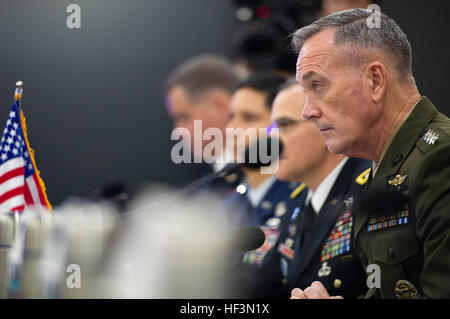 Marine Corps gen. Joseph F. Dunford Jr., XIX Presidente del Comune di capi di Stato Maggiore, ascolta commento dalla sua Repubblica di Corea (ROK) contropartita esercito ROK gen. Lee Soon-Jin durante una riunione in occasione della ROK JCS SEDE, nov. 1, 2015 (DoD foto di Marina Sottufficiali di 2a classe di Dominique A. Pineiro) XIX presidente del Joint Chiefs visite 151101 Corea-D-PB383-572 Foto Stock