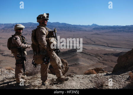 091125-M-8774P-037 GOLESTAN, Afghanistan (nov. 25, 2009) Capo Hospital Corpsman Anthony Geron, sinistra e Hospital Corpsman 3rd Class Nicholas Becker assegnato all India Company, 3° Battaglione, 4° Reggimento Marine, guardare fuori da una montagna. Marines e marinai di pattuglia sulla montagna per trovare grotte e nascondigli utilizzati dai talebani. (U.S. Marine Corps photo by Lance Cpl. Il Ciad J. Pulliam/RILASCIATO) Navy US 091125-M-8774P-037 Chief Hospital Corpsman Anthony Geron, sinistra e Hospital Corpsman 3rd Class Nicholas Becker assegnato all India Company Foto Stock