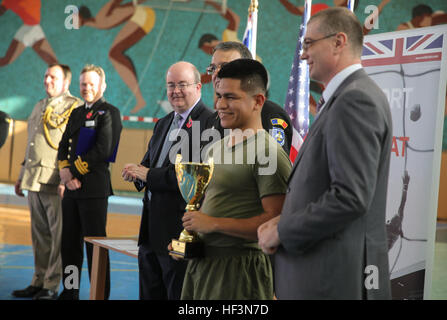 Un U.S. Marine con il Mar Nero forza rotazionale accetta un trofeo dall'Accademia Navale dopo un giunto il torneo di calcio in Constanta, Romania, nov. 9, 2015. I marines volontariamente di partecipare al torneo contro Mirca cel Batran Naval Academy cadetti, Royal Navy marinai e rumeno dei marinai. (U.S. Marine Corps foto di Cpl. Kaitlyn V. Klein/RILASCIATO) Marines americani pit soccer abilità contro gli europei 151109-M-WC024-329 Foto Stock