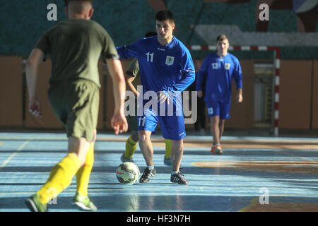 Un Mirca cel Batran Naval Academy cadet gioca a calcio nei confronti degli Stati Uniti Marines con il Mar Nero forza rotazionale durante una comune torneo di calcio presso l'Accademia Navale in Constanta, Romania, nov. 9, 2015. I marines volontariamente di partecipare al torneo contro i cadetti, Royal Navy marinai e rumeno dei marinai. (U.S. Marine Corps foto di Cpl. Kaitlyn V. Klein/RILASCIATO) Marines americani pit soccer abilità contro gli europei 151109-M-WC024-782 Foto Stock