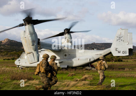 Stati Uniti Marines con dedicate Air-Ground Marine Task Force-Crisis Response-Africa e un U.K. Royal Marine con 45 Commando board e MV-22B Osprey durante un'operazione combinata parte dell esercizio Blue Raptor in Frasselli, Francia, nov. 20, 2015. La Allied Maritime basando iniziativa è una prova di concetto per fornire gli Stati Uniti e gli alleati della NATO un anno-round, marittimo crisi basato forza risposta sfruttando la capacità anfibie che risiedono in Europa. (U.S. Marine Corps photo by Staff Sgt. Keonaona C. Paulo/RILASCIATO) Blu Raptor 151120-M-EF955-196 Foto Stock