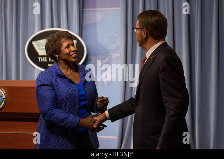 Il Segretario della Difesa Ash Carter saluta GWEN IFILL del 'PBS NewsHour' prima di una intervista al Pentagono, Dicembre 3, 2015. (DoD foto di Senior Master Sgt. Adrian Cadice)(rilasciato) Segretario della Difesa PBS intervista 151203-D-DT527-120 Foto Stock