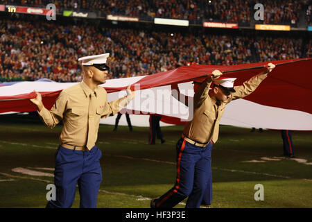 Marines distendere la grande bandiera, un gigante di bandiera americana, oltre il campo di Qualcomm Stadium a San Diego, California, durante la fase di pre-game show alla trentottesima vacanza annuale ciotola, Dic 30, 2015. Bandiera richiede un minimo di 250 persone a supporto mentre è completamente dispiegata e copre tutto il campo. I marines sono con i Marine forza expeditionary Marine Corps base Camp Pendleton e Marine Corps Air Station Miramar. La University of Wisconsin Badgers uscito vittorioso sopra la University of Southern California Trojan Horse con un punteggio finale di 23-21. (U.S. Marine Corps photo by Lance Cpl. Timoteo Valero Foto Stock