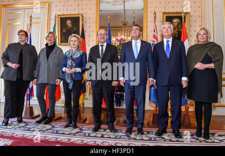 Il Ministro australiano per la difesa Marise Payne (estrema sinistra), il ministro italiano della Difesa Roberta Pinotti, il ministro della Difesa tedesco, Ursula von der Leyen, Ministro francese della Difesa Jean-Yves Le Drian (centro), Segretario della Difesa Ash Carter, il Segretario di Stato britannico per la difesa Michael Fallon e il ministro olandese della difesa Jeanine Hennis-Plasschaert (estrema destra) hanno discusso la possibilità di intensificare e accelerare il contatore-ISIL/DAESH campagna militare in Iraq e la Siria, il nostro approccio condiviso per la difesa contro le sue ambizioni globali e per assicurare la tutela dei nostri cittadini a Parigi, 20 gennaio, 2 Foto Stock