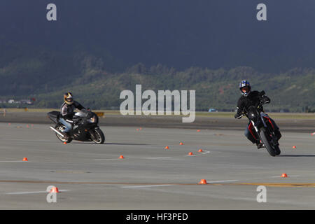 091211-M-5041C-034 KANEOHE BAY, Hawaii (dec. n. 11, 2009) Personale Sgt. Kyle Graves, destra, assegnati al 3° Reggimento Marine, prende la sua Aprilia SXV 550 attraverso un giro su un motociclo in corso durante via giorno al Marine Corps base Hawaii. La base ha ospitato la California Superbike scuola in un evento di tre giorni per aiutare active duty piloti militari Migliorare la moto-abilità di manipolazione. (U.S. Marine Corps photo by Lance Cpl. Geoffrey T. Campbell/RILASCIATO) Navy US 091211-M-5041C-034 Staff Sgt. Kyle Graves, destra, assegnati al 3° Reggimento Marine, prende la sua Aprilia SXV 550 attraverso un giro su un motociclo cour Foto Stock