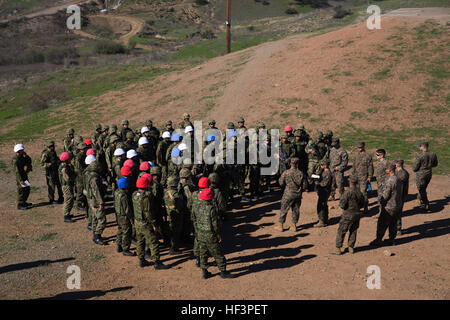 Giappone terra Self Defence Force soldati stabilire una base di fuoco durante le prove per un attacco di plotone di esercitazione, a bordo del Marine Corps base Camp Pendleton California, 25 gennaio, 2016. Stati Uniti Marines facilitato l'uso della gamma agendo come personale di sicurezza per i regolamenti di base per consentire il soldato giapponese per affinare alcuni dei fondamentali competenze e tecniche sarebbero utilizzando in tutta esercitare il pugno di ferro 2016. Esercitare il pugno di ferro 2016, attacco bilaterale a gamma 223B 160125-M-DQ243-032 Foto Stock