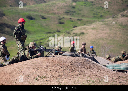 Una massa Giappone Self Defence Force soldato nozionale prevede la soppressione di fuoco durante le prove per un attacco di plotone di esercitazione, a bordo del Marine Corps base Camp Pendleton California, 25 gennaio, 2016. La gamma prevista i soldati giapponesi con un addestramento realistico lo scenario con vari terreni, distanza incognita tiro al bersaglio così come lo spostamento e pop-up obiettivi. Esercitare il pugno di ferro 2016, attacco bilaterale a gamma 223B 160125-M-DQ243-070 Foto Stock