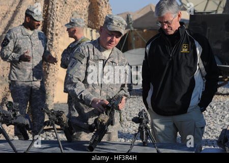 Stati Uniti Army Sgt. Harlen Shaw, Alfa Company, 52nd Reggimento di Fanteria, Brigade truppe speciali battaglione, quinto Stryker Brigade Combat Team, seconda divisione di fanteria, descrive le funzionalità dei diversi sistemi d'arma utilizzata dal Strykers al segretario dell'esercito, John McHugh, a Kandahar Airfield, Afghanistan, 16 dic. Segretario dell'esercito visite Afghanistan DVIDS232607 Foto Stock