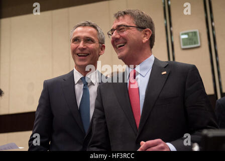 Il Segretario della Difesa Ash Carter condivide un momento di luce con il Segretario generale della NATO Jens Stoltenberg come Carter arriva per un contatore-ISIL incontro presso la sede della NATO a Bruxelles nel febbraio 11, 2016. Carter è a Bruxelles per partecipare a ministri della difesa della NATO e di incontro per soddisfare con la partecipazione dei ministri della difesa dei paesi che sono i maggiori contributori alla coalizione di lotta contro lo Stato islamico dell Iraq e il levante. (Foto di Senior Master Sgt. Adrian Cadice)(rilasciato) Segretario della Difesa visita la NATO 160211-D-DT527-405 Foto Stock