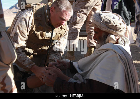 091218-M-6770H-035 ORA ZAD, Afghanistan (dec. n. 18, 2009) Lt. La Cmdr. Bill Schalck, assegnati al 3° Battaglione, 4° Reggimento Marine, esamina un Afgano locale del ginocchio durante un combinato di medici in impegno ora Zad, Afghanistan. (U.S. Marine Corps foto di Cpl. Albert F. Hunt/RILASCIATO) Navy US 091218-M-6770H-035 Lt. La Cmdr. Bill Schalck, assegnati al 3° Battaglione, 4° Reggimento Marine, esamina un Afgano locale del ginocchio durante un combinato di medici in impegno ora Zad, Afghanistan Foto Stock