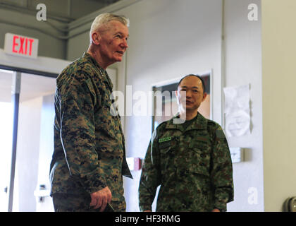 Stati Uniti Marine Lt. Gen. Giovanni A. Toolan saluta il Mag. Gen. Shinichi Aoki durante un incontro che si è svolto in concomitanza con l'esercizio pugno di ferro 2016 al Marine Corps base Camp Pendleton, Feb 16, 2016. Il pugno di ferro è un annuale, bilaterali, anfibio esercizio di formazione progettati per migliorare il Corpo della Marina degli Stati Uniti e il Giappone terra Forze di autodifesa della capacità di pianificare, comunicare e gestire le loro combinate le operazioni anfibie al plotone, società e livelli di battaglione. Lt. Gen. Toolan è il comandante generale del Corpo della Marina degli Stati Uniti forze, Pacifico e il Mag. Gen. Aoki è il Vice Capo del personale (operat Foto Stock