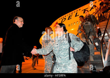 Il sig. Ben Bernanke il presidente della Federal Reserve, saluta i soldati dalla quarta brigata, 1° Divisione Corazzate tornando dalla distribuzione all'Iraq. Flickr - DVIDSHUB - Il presidente della Federal Reserve saluta i soldati di ritorno dalla distribuzione per l'Iraq (immagine 3 di 4) Foto Stock