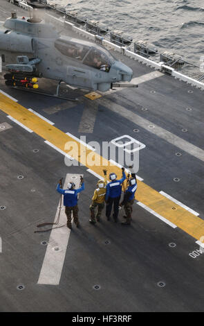 020304-M-2077K-044 in mare a bordo della USS Bonhomme Richard (LHD 6) Marzo 4, 2002 -- Un AH-1W ÒSuper CobraÓ elicottero assegnato all'ÒWhite KnightsÓ di elicottero medio uno squadrone sei cinque (HMM-165), con il tredicesimo Marine Expeditionary Unit (MEU) Operazioni speciali in grado (SOC) Aviazione elemento di combattimento, si prepara a prendere il via dal ponte di volo per condurre missioni a sostegno dell'Operazione Anaconda. Stati Uniti Marine Corps photo by Lance Cpl. Daniel Kelly. (Rilasciato) Navy US 020304-M-2077K-044 AH-1W Foto Stock