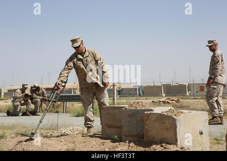 Un U.S. Marine con lo sbarco del Battaglione Team 2/6, 26 Marine Expeditionary Unit (MEU), utilizza un rivelatore di metalli per spazzare per finti esplosivi improvvisati corso del dispositivo (IED) pur partecipando in un contatore IED corso Feb 25, 2016 in Kuwait. Gli Stati Uniti Navy, U.S. Marine Corps e Kuwait le Forze Armate sono in conduzione PHIBLEX 16, un anfibio bilaterali e la massa esercizio, per migliorare la prontezza operativa e migliorare l'interoperabilità tra gli Stati Uniti e il partner regionale forze. Il ventiseiesimo MEU è avviato con l'anfibio Kearsarge Gruppo pronto e viene distribuito per mantenere la sicurezza regionale negli Stati Uniti 5t Foto Stock