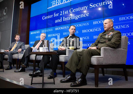 Da sinistra, Michael O'Hanlon, segretario della Marina Ray Mabus e Capo di operazioni navali Adm. John M. Richardson ascoltare il Comandante del Marine Corps gen. Robert B. Neller, durante un evento con il centro per il XXI secolo, di sicurezza e di intelligence al Brookings Institution, Washington D.C., Feb 26, 2016. Mabus, Richardson e Neller discusso del futuro concetti marittima, strategie e tecnologie con O'Hanlon come moderatore. (U.S. Marine Corps photo by Staff Sgt. Gabriela Garcia/RILASCIATO) CMC a Brookings 160226-M-SA716-017 Foto Stock