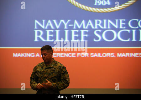 Col. Sean C. Killeen, il comandante per Marine Corps base Hawaii, e un nativo di Chicago, parla al pubblico durante la Navy-Marine Corpo di soccorso della società attivo annuale del Fondo Dazio Auto kick-off il 29 febbraio 2016, presso il teatro a bordo di Marine Corps base Hawaii. Lo scopo del fondo rigido è di sensibilizzare il servizio attivo i marinai e Marines circa i programmi e i servizi messi a loro disposizione dal NMCRS, nonché per raccogliere fondi a sostegno dell'organizzazione. Dal 1904, il Navy-Marine Corps Relief Society ha aiutato active duty Marines e marinai di affrontare la crisi e pianificazione Foto Stock