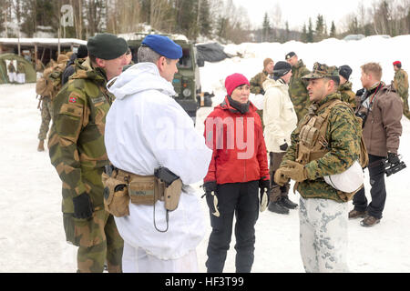 Ministro norvegese della difesa Ine Marie Eriksen Søreide colloqui con Lt. Col. Justin Ansel, il comandante della Task Force 1/8 e funzionari provenienti dalla Norvegia e dalla Svezia in corrispondenza di una sede di formazione nei pressi di Steinkjer, Norvegia, Marzo 2, 2016. Esercizio risposta a freddo 16 è una multinazionale esercizio unendo gli sforzi di 13 gli alleati della NATO e i paesi partner e circa 15.000 truppe luogo in tutta la Norvegia. (U.S. Marine Corps foto di Cpl. Dalton A. Precht/RILASCIATO) forte alleato E28093 Ministro norvegese della difesa visite risposta a freddo 16 forze 160302-M-WI309-024 Foto Stock