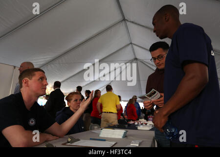 Stati Uniti Marines con il guerriero ferito Battalion-East parlare con opportunità di carriera rappresentanti in corrispondenza di una transizione equa assistenza offerti ai combattenti feriti durante il Marine Corps prove a bordo Marine Corps base Camp Pendleton, California, il 4 marzo 2016. Le prove, un otto-evento sportivo adattativo concorrenza, è ospitato dal guerriero ferito reggimento, il Marine Corps il comando che facilita l'integrazione dei non-medico e cure mediche ai feriti e ammalati e feriti fanti di marina e le loro famiglie. La sperimentazione ha iniziato a Marzo 2, 2016 e fine Marzo 9, 2016. (U.S. Marine Corps foto di Cpl. Jessika Foto Stock