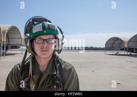 Stati Uniti Marine Corps Lance Cpl. Ethan J. Furgeson, un elettricista di aviazione assegnato all attacco Marine Training Squadron (VMAT) 203, pone per un ritratto sulla linea di volo al Marine Corps Air Station Cherry Point, N.C., 17 marzo 2016. VMAT-203 treni aviatori marino a volare AV-8B Harrier, esecuzione verticale di decollo e atterraggi, formazioni di tattica e di notte le operazioni di volo utilizzando occhiali per visione notturna. (U.S. Marine Corps Lance Cpl. Anthony J. Brosilow/NON RILASCIATO) VMAT-203 conduce giorno e notte VSTL 160317-M-AD586-012 Foto Stock