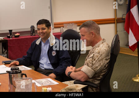 Il Mag. Gen. Lewis A. Craparotta, centro di combattimento comandante generale, spiega la missione del Centro di combattimento a Congressman Raul Ruiz durante la sua visita al centro di combattimento, Marzo 18, 2016. Ruiz serve come il membro del congresso per la California's 36th District e lo scopo della sua visita era quello di discutere i vari programmi a bordo della installazione e si impegnano con il comando di leadership per acquisire una comprensione del combattimento del centro di funzionalità uniche. (Gazzetta Marine Corps foto di Cpl. Medina Ayala-Lo/RILASCIATO) dal congressista Ruiz trattate al banco del centro di combattimento 160318-M-RO214-643 Foto Stock