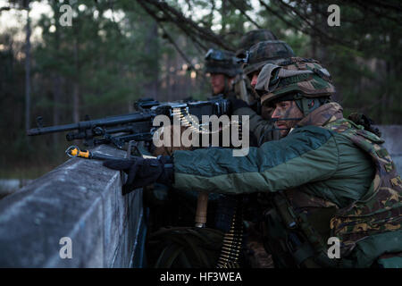 Un reale dei Paesi Bassi posti marino sicurezza durante un allenamento urbano esercita su di Camp Lejeune, N.C., Marzo 22, 2016. I Royal Marines ha lavorato con gli Stati Uniti Marines come parte di un accordo bilaterale di esercitazione per imparare nuove tecniche nonché a sviluppare relazioni di lavoro tra nazioni partner. (U.S. Marine Corps foto di Cpl. Christopher A. Mendoza, 2D MARDIV Combattere la telecamera/RILASCIATO) olandese attacco di truppa 160322-M-BZ307-021 Foto Stock