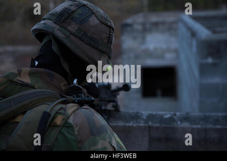 Un reale dei Paesi Bassi posti marino sicurezza durante un allenamento urbano esercita su di Camp Lejeune, N.C., Marzo 22, 2016. I Royal Marines ha lavorato con gli Stati Uniti Marines come parte di un accordo bilaterale di esercitazione per imparare nuove tecniche nonché a sviluppare relazioni di lavoro tra nazioni partner. (U.S. Marine Corps foto di Cpl. Christopher A. Mendoza, 2D MARDIV Combattere la telecamera/RILASCIATO) olandese attacco di truppa 160322-M-BZ307-023 Foto Stock