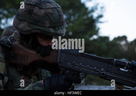 Un reale dei Paesi Bassi posti marino sicurezza durante un allenamento urbano esercita su di Camp Lejeune, N.C., Marzo 22, 2016. I Royal Marines ha lavorato con gli Stati Uniti Marines come parte di un accordo bilaterale di esercitazione per imparare nuove tecniche nonché a sviluppare relazioni di lavoro tra nazioni partner. (U.S. Marine Corps foto di Cpl. Christopher A. Mendoza, 2D MARDIV Combattere la telecamera/RILASCIATO) olandese attacco di truppa 160322-M-BZ307-024 Foto Stock