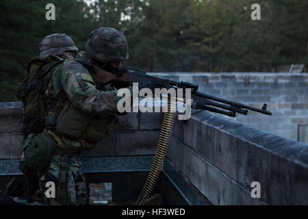 Un reale dei Paesi Bassi posti marino sicurezza durante un allenamento urbano esercita su di Camp Lejeune, N.C., Marzo 22, 2016. I Royal Marines ha lavorato con gli Stati Uniti Marines come parte di un accordo bilaterale di esercitazione per imparare nuove tecniche nonché a sviluppare relazioni di lavoro tra nazioni partner. (U.S. Marine Corps foto di Cpl. Christopher A. Mendoza, 2D MARDIV Combattere la telecamera/RILASCIATO) olandese attacco di truppa 160322-M-BZ307-039 Foto Stock