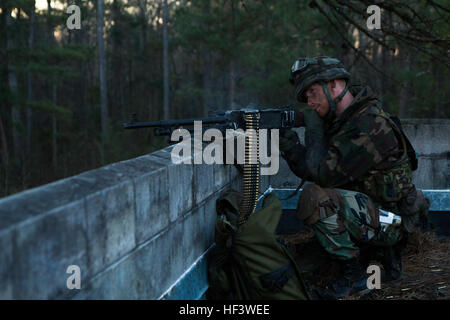 Un reale dei Paesi Bassi posti marino sicurezza durante un allenamento urbano esercita su di Camp Lejeune, N.C., Marzo 22, 2016. I Royal Marines ha lavorato con gli Stati Uniti Marines come parte di un accordo bilaterale di esercitazione per imparare nuove tecniche nonché a sviluppare relazioni di lavoro tra nazioni partner. (U.S. Marine Corps foto di Cpl. Christopher A. Mendoza, 2D MARDIV Combattere la telecamera/RILASCIATO) olandese attacco di truppa 160322-M-BZ307-047 Foto Stock