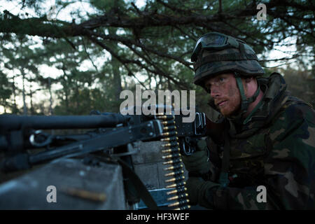 Un reale dei Paesi Bassi posti marino sicurezza durante un allenamento urbano esercita su di Camp Lejeune, N.C., Marzo 22, 2016. I Royal Marines ha lavorato con gli Stati Uniti Marines come parte di un accordo bilaterale di esercitazione per imparare nuove tecniche nonché a sviluppare relazioni di lavoro tra nazioni partner. (U.S. Marine Corps foto di Cpl. Christopher A. Mendoza, 2D MARDIV Combattere la telecamera/RILASCIATO) olandese attacco di truppa 160322-M-BZ307-056 Foto Stock