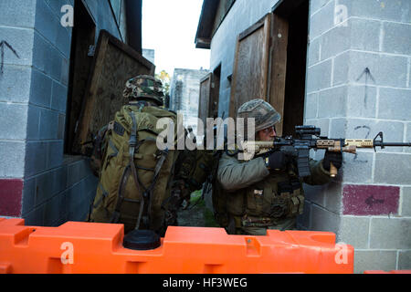 Un reale dei Paesi Bassi posti marino sicurezza durante un allenamento urbano esercita su di Camp Lejeune, N.C., Marzo 22, 2016. I Royal Marines ha lavorato con gli Stati Uniti Marines come parte di un accordo bilaterale di esercitazione per imparare nuove tecniche nonché a sviluppare relazioni di lavoro tra nazioni partner. (U.S. Marine Corps foto di Cpl. Christopher A. Mendoza, 2D MARDIV Combattere la telecamera/RILASCIATO) olandese attacco di truppa 160322-M-BZ307-091 Foto Stock