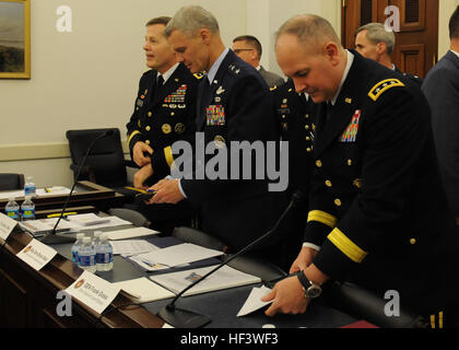 Capo dell'esercito riserva Jeffrey W. Talley; Air National Guard Direttore Il Mag. Gen. Brian Neal; esercito gen. Frank erba, capo della Guardia Nazionale Ufficio di presidenza; e l esercito nazionale direttore di guardia Timoteo Kadavy parlare prima di un'audizione sulla postura della Guardia Nazionale e Riserva prima casa stanziamenti sottocomitato del comitato per la difesa, a Washington D.C., Marzo 22, 2016. (U.S. Esercito nazionale Guard photo by Staff Sgt. Michelle Gonzalez)(rilasciato) 160322-Z-CD688-007 (25871308952) Foto Stock