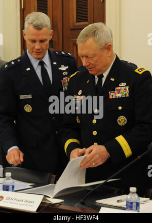 Capo dell'esercito riserva Jeffrey W. Talley; Air National Guard Direttore Il Mag. Gen. Brian Neal; esercito gen. Frank erba, capo della Guardia Nazionale Ufficio di presidenza; e l esercito nazionale direttore di guardia Timoteo Kadavy parlare prima di un'audizione sulla postura della Guardia Nazionale e Riserva prima casa stanziamenti sottocomitato del comitato per la difesa, a Washington D.C., Marzo 22, 2016. (U.S. Esercito nazionale Guard photo by Staff Sgt. Michelle Gonzalez)(rilasciato) 160322-Z-CD688-020 (25966164956) Foto Stock