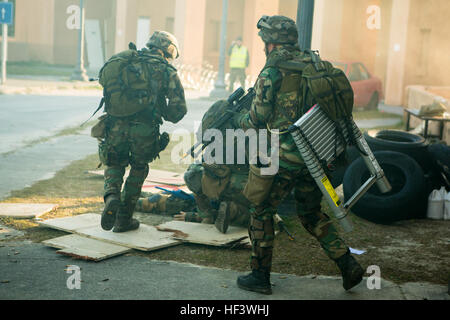 Paesi Bassi Royal Marines spostare verso una simulazione di incidente durante un allenamento urbano esercizio di U.S. Marines e Royal Marines sul Camp Lejeune, N.C., 24 marzo 2016. I Royal Marines ha lavorato con gli Stati Uniti Marines come parte di un accordo bilaterale di esercitazione per imparare nuove tecniche nonché a sviluppare relazioni di lavoro tra nazioni partner. (U.S. Marine Corps foto di Cpl. Christopher A. Mendoza, 2D MARDIV Combattere la telecamera/RILASCIATO) OLANDESE MOUT Città 160324-M-BZ307-079 Foto Stock