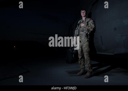 Un Chief Warrant Officer 2 dell'esercito degli Stati Uniti con la compagnia B, 1st Battalion, 140th Aviation Regiment, 40th Combat Aviation Brigade, servì come ufficiale di equipaggiamento di supporto vitale dell'aviazione del battaglione mentre era schierato a Camp Buehring, Kuwait. Le attività di dispiegamento comprendevano il supporto operativo dell’aviazione, la gestione del personale, la manutenzione delle attrezzature e la garanzia di preparazione della missione aerea durante le esercitazioni e le operazioni regionali. Foto Stock