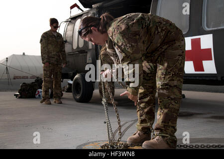 Un Chief Warrant Officer 2 pilota un elicottero UH-60 Black Hawk del 2/238 Aviation Regiment, 40th CAB in una missione in Kuwait come parte di un volo di andata e ritorno tutto al femminile, dimostrando le operazioni di aviazione e la competenza delle unità. Foto Stock