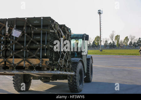 Stati Uniti Lancia Marine Cpl. Julieta Grodensky, un equipaggiamento tecnico operatore con Mar Nero La forza di rotazione, trasporta le munizioni per il 7-ton carrello a bordo di Mihail Kogalniceanu Air Base, Romania, 3 aprile 2016. Il 7-ton trasportato le munizioni a una roccaforte fino a quando l'unità richiede che per gli esercizi durante la distribuzione BSRF. (U.S. Marine Corps foto di Cpl. Immanuel Johnson/RILASCIATO) BSRF Marines ricevere la fornitura di munizioni per i prossimi esercizi 160403-M-PJ201-081 Foto Stock