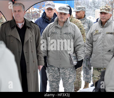 Illustri visitatori riceveranno un aggiornamento situazionale breve su lo stato di esercizio Arctic Eagle. Nella foto sono: Stephen D. Austin, assistente capo degli STATI UNITI La riserva di esercito, Raymond Rees, Vice Assistente Segretario dell'esercito, il Mag. Gen. PAOLO M. Benenati, vice comandante generale, prima armata e il Mag. Gen. Gregory J. Vadnais, Aiutante Generale per Michigan Guardia Nazionale. Arctic Eagle 16 è una guardia nazionale led, giunto, interagenzie, intergovernativo e multinazionale di esercizio sulla base del Presidente degli Stati Uniti, Dipartimento della Difesa, Dipartimento di sicurezza, stato di Alaska, Foto Stock