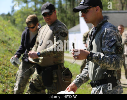 Membri della contea di Carteret speciale team di risposta di prepararsi a far detonare esplosivi in un campo al Marine Corps Air Station Cherry Point, N.C., 13 aprile 2016. Il team ha utilizzato C-4, TNT e la dinamite nella dimostrazione. La formazione è stata pensata per aiutare la contea di Carteret SRT capire come gestire le situazioni che si occupano di questi esplosivi. Il team ha completato la formazione in mattinata con Cherry Point è l'eliminazione degli ordigni esplosivi Marines prima di testare le loro conoscenze in campo. Questa è la prima volta che il team ha svolto la formazione con Cherry Point EOD dell'unità. (U.S. Marine Corps photo by Lance Cpl Foto Stock