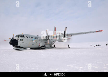 Un LC-130 'Skibird' dal New York Air National Guard's 109 Airlift Wing siede sul preparata di recente ski-modo a poco Cornwallis Island, Nunavut, Canada, il 13 aprile 2016, a sostegno del Canada di funzionamento annuale Nunalivut. Un gruppo di otto aviatori di 109 AW preparato la ski-way per LC-130 operazioni. Quasi 50 aviatori e due LC-130s da 109 erano parte di un esercizio che ha avuto anche le operazioni in Resolute Bay, Canada e Thule Air Base, la Groenlandia. Questo è il terzo anno 109 ha partecipato. (U.S. Air National Guard foto di Airman 1. Classe Jamie Spaulding siete/RILASCIATO) O Foto Stock