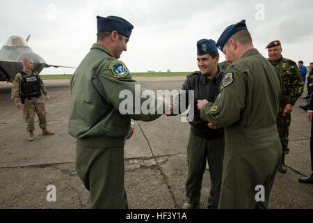 Romanian Air Force Il Mag. Gen. Laurian Anastasof, centro, Chief rumeno della Air Force Staff, incontra con gli Stati Uniti Air Force fighter piloti davanti a un F-22 visualizzazione statica prima di tenere una conferenza stampa con locale Romanian media outlet a bordo Mihail Kognalniceanu Air Base, Romania, 25 aprile 2016. Il velivolo sarà condotta aria formazione con altre con base in Europa e di aeromobili trasmetterà inoltre distribuire dall'Inghilterra per massimizzare le opportunità di formazione pur dimostrando l'impegno degli Stati Uniti per gli alleati della NATO e la sicurezza dell'Europa. (U.S. Marine Corps foto di Cpl. Kelly L. Street, 2D MARDIV COMCAM Foto Stock