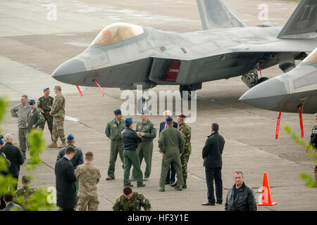 Romanian Air Force Il Mag. Gen. Laurian Anastasof, centro, Chief rumeno della Air Force Il personale, i colloqui con gli Stati Uniti Air Force fighter piloti davanti a un F-22 visualizzazione statica prima di tenere una conferenza stampa con locale Romanian media outlet a bordo Mihail Kognalniceanu Air Base, Romania, 25 aprile 2016. Il velivolo sarà condotta aria formazione con altre con base in Europa e di aeromobili trasmetterà inoltre distribuire dall'Inghilterra per massimizzare le opportunità di formazione pur dimostrando l'impegno degli Stati Uniti per gli alleati della NATO e la sicurezza dell'Europa. (U.S. Marine Corps foto di Cpl. Kelly L. Street, 2D MARDIV COMCAM Foto Stock