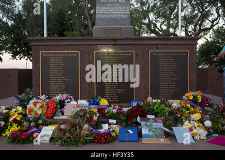 Fiori e ghirlande, carte e altri doni sono previste vicino a Darwin il Cenotafio durante l Australia e la Nuova Zelanda Esercito GIORNO Dawn Servizio in Darwin, Territorio del Nord, l'Australia, 25 aprile 2016. ANZAC Day commemora l'anniversario dello sbarco in Australia e Nuova Zelanda Esercito sulle rive di Gallipoli durante la I guerra mondiale ed è diventato una vacanza in Australia e Nuova Zelanda per onorare i veterani. Marines con Marine forza rotazionale - Darwin ha onorato la vacanza di marciare in parata e partecipare alle cerimonie. MRF-D consente di Marines e membri dell'Austral Foto Stock