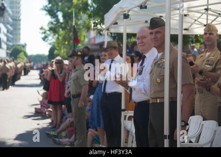 Il Mag. Gen. Richard L. Simcock II, terza divisione Marine Comandante generale e onorato gli ospiti guarda U.S. Marines con Marine forza rotazionale - Darwin marzo in Australia e Nuova Zelanda Esercito parata del giorno in Darwin, Territorio del Nord, l'Australia, 25 aprile 2016. ANZAC Day commemora l'anniversario dello sbarco in Australia e Nuova Zelanda Esercito sulle rive di Gallipoli durante la I guerra mondiale ed è diventato una vacanza in Australia e Nuova Zelanda per onorare i veterani. Marines con MRF-D ha onorato la vacanza di marciare in parata e partecipare alle cerimonie. MRF-D permettono Foto Stock