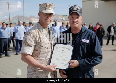 Il Mag. Gen. Lewis A. Craparotta, centro di combattimento comandante generale, presenta Steve Dell, serbatoio meccanico, Esercizio divisione di assistenza, Career Service Award al composto di ESD 27 aprile 2016. (Offcial Mairne Corps foto di Lance Cpl. Dave Flores/RILASCIATO) Esercizio divisione di assistenza guadagna premi di manutenzione 160427-M-ZZ999-005 Foto Stock